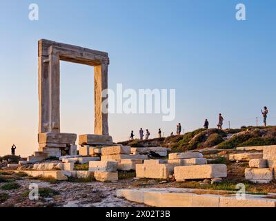 Temple d'Apollon au coucher du soleil, Chora, ville de Naxos, île de Naxos, Cyclades, îles grecques, Grèce, Europe Banque D'Images