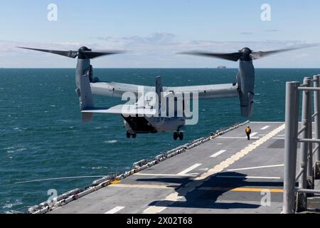 Un MV-22 Osprey du corps des Marines américain avec le Marine Medium Tiltrotor Squadron 365 (renforcé), 24th Marine Expeditionary Unit (MEU), atterrit à bord de l'USS Wa Banque D'Images