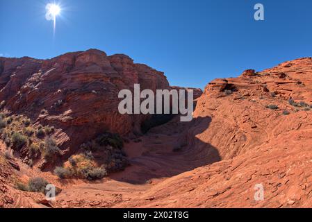 Une cascade sèche de grès ondulé dans le canyon éperon juste au nord du point de vue principal de Horseshoe Bend, Arizona, États-Unis d'Amérique Banque D'Images