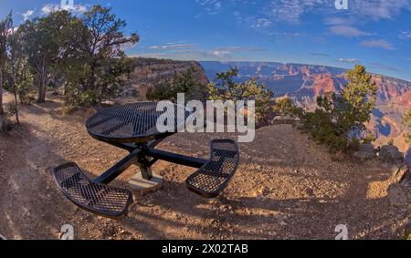 Une table de pique-nique en métal le long du sentier surplombant le plateau sud du Grand Canyon à proximité de Hermit Road, juste à l'ouest de Hopi point, Grand Canyon, UNESCO Banque D'Images