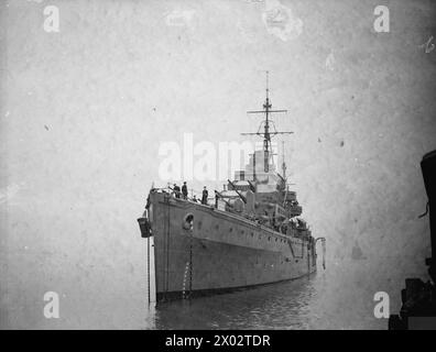Le HMS Bonaventure, un croiseur léger de classe Dido de la Royal Navy, est montré en 1940 avec des vues de proue du navire. Banque D'Images