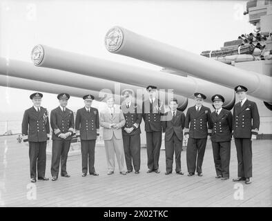 MENUHIN JOUE POUR LA FLOTTE BRITANNIQUE. SEPTEMBRE 1944, SCAPA FLOW. LORS DE L'UN DES CONCERTS DONNÉS PAR YEHUDI MENUHIN, VIOLONISTE DE RENOMMÉE MONDIALE, À LA FLOTTE BRITANNIQUE. IL A ÉTÉ DIVERTI DANS LE NAVIRE AMIRAL PAR LE C IN C, L'AMIRAL SIR HENRY MOORE, KCB, CVO, DSO. - Le C en C (troisième à partir de la gauche) et les officiers d'état-major avec Menuhin et son pianiste à bord du HMS DUKE OF YORK Banque D'Images