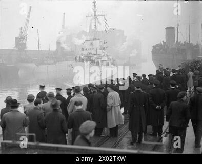 LES FRÉGATES D'ESCORTE OBTIENNENT DEUX U-BOOTS DE PLUS. 30 MARS 1944, BELFAST. LES FRÉGATES DU 1ER GROUPE D'ESCORTE, LE HMS AFFLECK, ET SES NAVIRES JUMEAUX GORE, GOULD ET GARLIES DÉTRUISENT DEUX SOUS-MARINS DANS L'ATLANTIQUE. PHOTOS DE RETOUR DU GROUPE. - Le HMS AFFLECK arrive à côté Banque D'Images