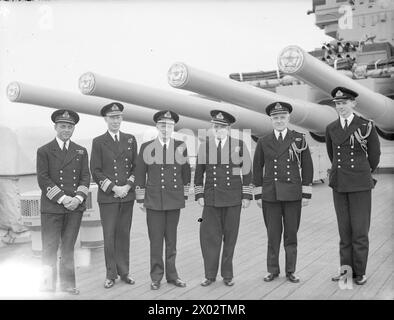 MENUHIN JOUE POUR LA FLOTTE BRITANNIQUE. SEPTEMBRE 1944, SCAPA FLOW. LORS DE L'UN DES CONCERTS DONNÉS PAR YEHUDI MENUHIN, VIOLONISTE DE RENOMMÉE MONDIALE, À LA FLOTTE BRITANNIQUE. IL A ÉTÉ DIVERTI DANS LE NAVIRE AMIRAL PAR LE C IN C, L'AMIRAL SIR HENRY MOORE, KCB, CVO, DSO. - Le C en C (troisième à partir de la gauche) et les officiers d'état-major à bord du HMS DUKE OF YORK Banque D'Images