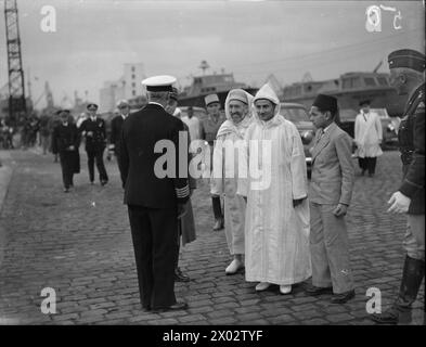 GRANDE CONFÉRENCE STRATÉGIQUE DES ALLIÉS EN AFRIQUE DU NORD : LE PRÉSIDENT ROOSEVELT RENCONTRE M. CHURCHILL. L'UNE DES CONFÉRENCES LES PLUS MARQUANTES DE CETTE GUERRE A COMMENCÉ LE 14 JANVIER 1943, PRÈS DE CASABLANCA, LORSQUE LE PRÉSIDENT ROOSEVELT ET M. CHURCHILL SE SONT RENCONTRÉS POUR ÉTUDIER TOUT LE CHAMP DE LA GUERRE, THÉÂTRE PAR THÉÂTRE. ILS ÉTAIENT ACCOMPAGNÉS PAR LES CHEFS D'ÉTAT-MAJOR DES DEUX PAYS. TOUTES LES RESSOURCES ONT ÉTÉ MOBILISÉES POUR L'EXÉCUTION ACTIVE ET CONCERTÉE DES PLANS ALLIÉS AVANT LA CAMPAGNE OFFENSIVE DE 1943. M. ROOSEVELT A ENSUITE DÉCRIT LA RÉUNION COMME LA RÉUNION DE "REDDITION INCONDITIONNELLE", C'EST-À-DIRE LA SURREND INCONDITIONNELLE Banque D'Images