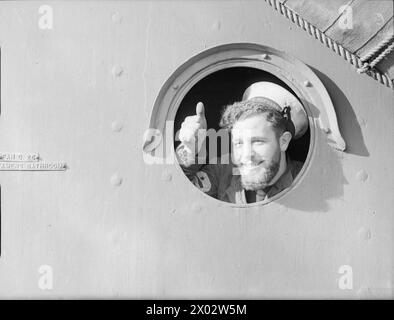 Un marin à bord du HMS Repulse lors de son radeau de 1940 démontre un signal naval reconnu à son arrivée au port. Banque D'Images