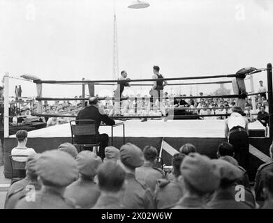 AVEC LE PORTE-FLOTTES LÉGER HMS VENGEANCE. MARS ET AVRIL 1945, EN MÉDITERRANÉE. ACTIVITÉS DES AVIATEURS ET DES NAVIRES JUMEAUX EN MÉDITERRANÉE. - Une compétition de boxe sur le pont d'envol de la VENGEANCE Banque D'Images