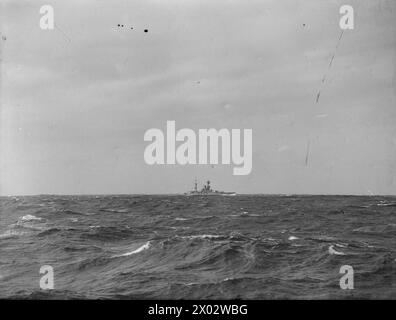 En 1941, le HMS Kipling opère en mer avec la Cinquième flottille de destroyers aux côtés du HMS Resolution, un cuirassé de la Royal Navy de classe souveraine. Banque D'Images