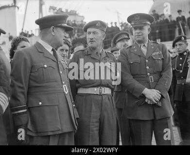 L'AMIRAL RITCHIE QUITTE LA NORVÈGE. 15 OCTOBRE 1945, OSLO, LORSQUE LE CONTRE-AMIRAL S S M RITCHIE, CB, RN, HISSAIT SON DRAPEAU EN TANT QU'OFFICIER DU PAVILLON, NORVÈGE. APRÈS UN DÎNER D'ADIEU, LE CONTRE-AMIRAL RITCHIE PART POUR LE ROYAUME-UNI À BORD DU HMS DIADEM. - Sur le quai avant que l'amiral Ritchie embarque sur le HMS DIADEM pour l'Angleterre. De gauche à droite : le vice-maréchal de l'air Boret, RAF ; le général Thorne, C britannique en C Norvège ; et le colonel C Wilson, US Army Banque D'Images