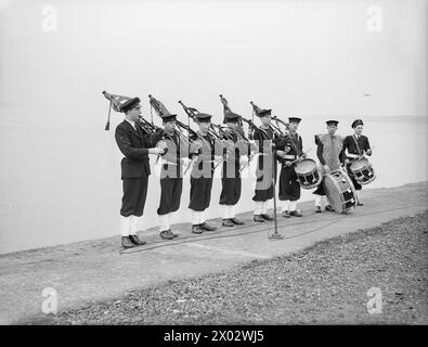Le HMS Implacable pipe band, unique parmi les navires de la Royal Navy, a tenu une répétition à Rosyth le 11 mars 1945 et a enregistré une performance pour la BBC. Banque D'Images