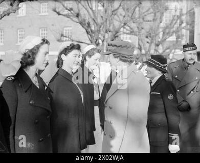 LA PRINCESSE ROYALE VISITE L'HÔPITAL NAVAL. 4 JANVIER 1943, ROYAL NAVY HOSPITAL, HASLER, PORTSMOUTH. LA PRINCESSE ROYALE A FAIT UNE VISITE DES SALLES, PARLÉ AUX PATIENTS, INSPECTÉ LES INFIRMIÈRES ET LES VAD - La Princesse Royale parlant à l'une des infirmières lors d'une visite à l'Hôpital Royal Naval, Hasler, Portsmouth, le 4 janvier 1943. La commandante du VAD, Miss Irene Waistell, est vue derrière la princesse Banque D'Images