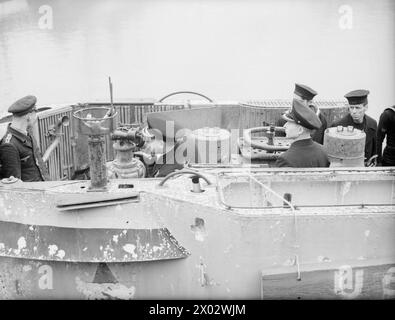 Le 18 mai 1945, à Gladstone Dock, Liverpool, l'amiral Sir Max K Horton inspecte le U-532 allemand rendu. Le sous-marin, intercepté dans l'Atlantique, transportait une cargaison d'étain, de quinine, de wolfram et de caoutchouc en provenance du Japon. Banque D'Images