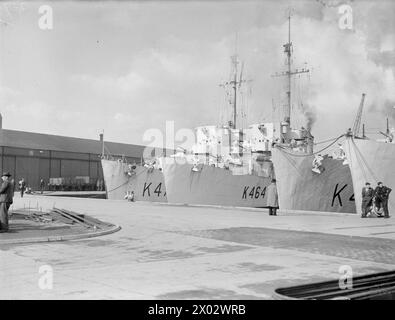 LES FRÉGATES D'ESCORTE OBTIENNENT DEUX U-BOOTS DE PLUS. 30 MARS 1944, BELFAST. LES FRÉGATES DU 1ER GROUPE D'ESCORTE, LE HMS AFFLECK, ET SES NAVIRES JUMEAUX GORE, GOULD ET GARLIES DÉTRUISENT DEUX SOUS-MARINS DANS L'ATLANTIQUE. PHOTOS DE RETOUR DU GROUPE. - Navires du groupe au mouillage : HMS GORE, BALFOUR, GARLIES et AFFLECK Banque D'Images