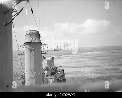 Le 18 mai 1944, le HMS Dido a effectué un bombardement à terre à l'ouest de Gaeta, en Italie, ciblant les batteries ennemies, les décharges et les routes. observé à partir de l'USS Mackenzie en Méditerranée. Banque D'Images