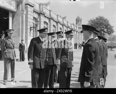 VISITE ROYALE DES ÉTABLISSEMENTS NAVALS À DEVONPORT. 7 MAI 1942. LE ROI ET LA REINE ONT EFFECTUÉ UNE VISITE D'INSPECTION DES ÉTABLISSEMENTS NAVALS, À DEVONPORT. - Le roi parle aux officiers de la marine alliée à la Royal Naval Barracks, Devonport Banque D'Images