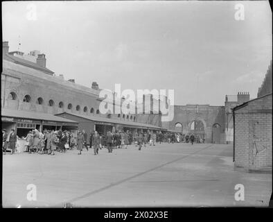 BIRMINGHAM EN TEMPS DE GUERRE, ANGLETERRE, 1942 - cette scène animée d'acheteurs autour des étals dans l'arène montre que le célèbre Market Hall est toujours populaire, malgré les dégâts causés par les bombes dans les environs Banque D'Images