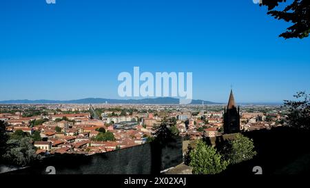 Vue sur la ville de Turin depuis le château de Rivoli (Castello di Rivoli), ancienne résidence de la Maison Royale de Savoie Banque D'Images