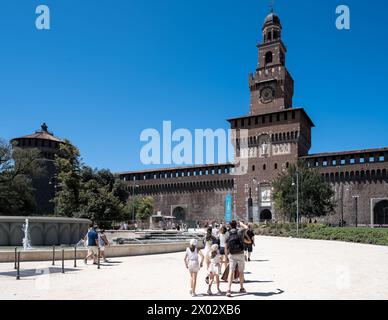 Vue sur Castello Sforzesco (château des Sforza), une fortification médiévale datant du XVe siècle, abritant aujourd'hui des musées et des collections d'art, Milan Banque D'Images