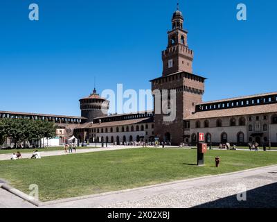 Vue sur Castello Sforzesco (château des Sforza), une fortification médiévale datant du XVe siècle, abritant aujourd'hui des musées et des collections d'art, Milan Banque D'Images