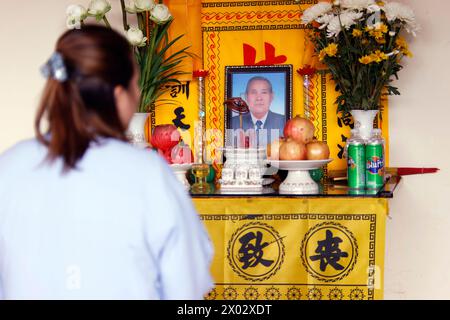 Prières pour le défunt, cérémonie funéraire dans une famille bouddhiste, Tan Chau, Vietnam, Indochine, Asie du Sud-est, Asie Banque D'Images