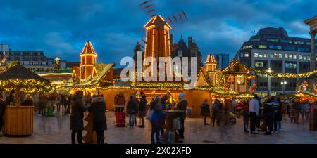 Vue des étals du marché de Noël à Victoria Square, Birmingham, West Midlands, Angleterre, Royaume-Uni, Europe Banque D'Images