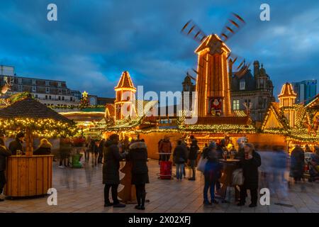 Vue des étals du marché de Noël à Victoria Square, Birmingham, West Midlands, Angleterre, Royaume-Uni, Europe Banque D'Images