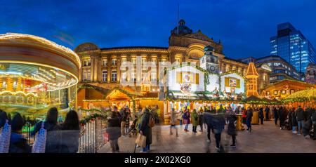 Vue des étals du marché de Noël à Victoria Square au crépuscule, Birmingham, West Midlands, Angleterre, Royaume-Uni, Europe Banque D'Images