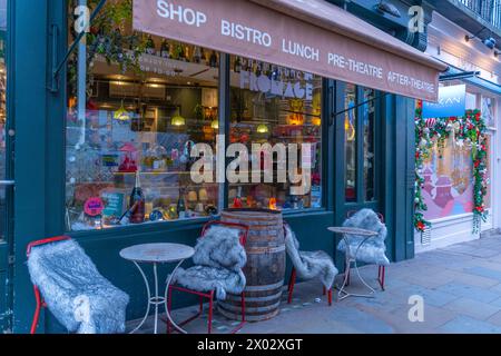 Vue de café à Noël à Covent Garden, Londres, Angleterre, Royaume-Uni, Europe Banque D'Images