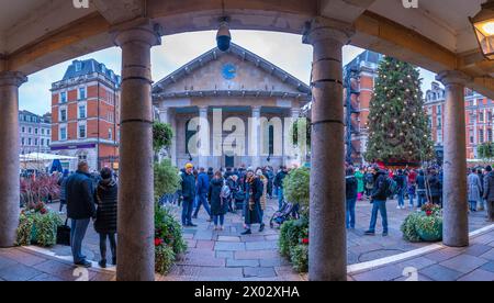 Vue sur Paul's Church from the Apple Market at Christmas, Covent Garden, Londres, Angleterre, Royaume-Uni, Europe Banque D'Images