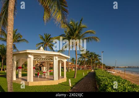 Vue sur le kiosque de mariage de l'hôtel et la plage près de Puerto Morelos, côte des Caraïbes, péninsule du Yucatan, Mexique, Amérique du Nord Banque D'Images