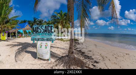 Vue du signe de massage rustique sur la plage près de Puerto Morelos, Côte des Caraïbes, péninsule du Yucatan, Mexique, Amérique du Nord Banque D'Images