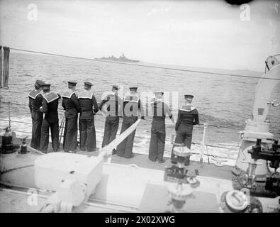 L'AUGUSTA ET SON ESCORTE DANS LA MANCHE. LE 14 JUILLET 1945, À BORD DU HMS ZODIAC, L'UN DES NAVIRES D'ESCORTE, S'APPROCHE DES DESCENTES. LE CROISEUR AMÉRICAIN AUGUSTA, TRANSPORTANT LE PRÉSIDENT TRUMAN À LA GRANDE RÉUNION DES TROIS, S'EST APPROCHÉ DES DOWNS AVEC SON ESCORTE DU CROISEUR BRITANNIQUE HMS BIRMINGHAM ET DES DESTROYERS HM SERAPIS, OBDURÉ, OBÉISSANT, ZÉLÉ, ZEPHYR, ET LE ZODIAC, ET LE CROISEUR AMÉRICAIN PHILADELPHIA. - L'AUGUSTA est escorté dans la Manche par des destroyers britanniques. (Droite) HMS OBDURATE, (arrière-plan central) HMS OBEDIENT Banque D'Images