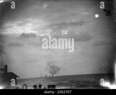 Les HMS Euryalus et Galatea tirent sur des avions ennemis le 14 décembre 1941 en Méditerranée orientale à bord du HMS Jervis, documentant les activités de la flotte britannique contre les convois de l'axe. Banque D'Images