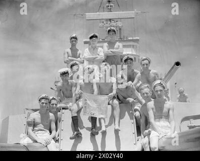 HOMMES DU HMS CEYLON. LE 30 SEPTEMBRE 1945, COLOMBO, À BORD DU HMS CEYLON LA VEILLE DE SON EMBARQUEMENT POUR RENTRER CHEZ LUI À LA FIN DE SA MISSION AVEC LA FLOTTE BRITANNIQUE DES INDES ORIENTALES. LES HOMMES SONT REGROUPÉS PAR ZONE. - Intérêt East Anglia. Comprend : le matelot de tête S M Smith, Grantham ; le quartier-maître F T Mummery, Lowestoft, CA l G Coleman, Lowestoft ; le matelot Able d T Dodson, Great Yarmouth ; le matelot Able R G Brown, Norwich ; le matelot Able G A Mitchell, Peterborough ; le matelot de tête S Wilks, Scunthorpe ; Stoker W R Nicholson, Scunthorpe; Stoker J W Robertson, Lincoln ; Able Seaman R A Bragg, Tilbury ; Able Seaman l Daintree, Banque D'Images