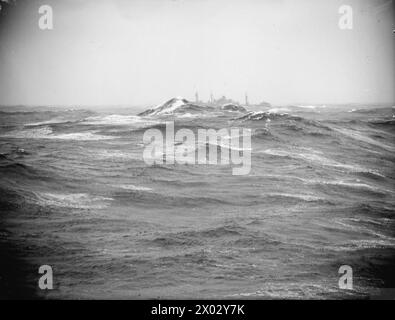 CONVOI BRITANNIQUE EN RUSSIE. DU 4 FÉVRIER AU 2 MARS 1945. À BORD DU CROISEUR HMS BELLONA SUR UN CONVOI À DESTINATION ET EN PROVENANCE DE LA RUSSIE. SUR LE CONVOI, UN U-BOOT A ÉTÉ COULÉ ET DE NOMBREUX AVIONS ALLEMANDS ONT ÉTÉ ABATTUS. - Un navire marchand du convoi par beau temps Banque D'Images