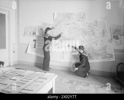 DANS UN CENTRE NAVAL D'ÉDUCATION DES ADULTES. FÉVRIER 1945, NAPLES. - Dans la salle des cartes où les avances alliées sont clairement marquées quotidiennement Banque D'Images