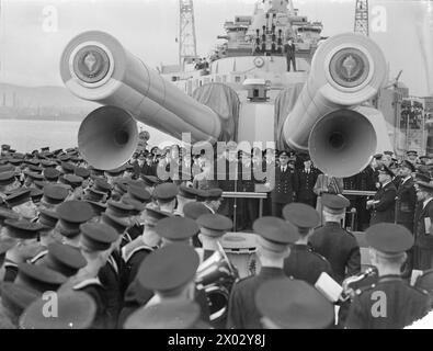 LE RETOUR DE M. CHURCHILL. 20 SEPTEMBRE 1943, GREENOCK. LE HMS RENOWN, LE CROISEUR DE BATAILLE DE 23 000 TONNES, RAMÈNE M. CHURCHILL CHEZ LUI APRÈS SON LONG SÉJOUR AU CANADA ET AUX ÉTATS-UNIS. - M. Churchill s'adressant à la compagnie du navire HMS RENOWN avant le débarquement. Derrière lui se trouve sa fille, Subaltern Mary Churchill Banque D'Images