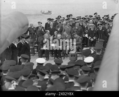 LE PRÉSIDENT ROOSEVELT RENCONTRE LE PREMIER MINISTRE CHURCHILL. LE 10 AOÛT 1941, À BORD DU HMS PRINCE OF WALES, DANS L'ATLANTIQUE NORD AU LARGE DE TERRE-NEUVE. LES RÉUNIONS ONT EU LIEU À BORD DU CUIRASSÉ HMS PRINCE OF WALES ET DU CROISEUR AMÉRICAIN USS AUGUSTA, LES RÉUNIONS ONT COMMENCÉ LE 9 AOÛT 1941. - Service Divin à bord du PRINCE DE GALLES, montrant le Président et le premier Ministre devant. Dans la rangée derrière le président et le premier ministre, de gauche à droite : le général Arnold, USAAF ; le maréchal en chef de l'Air Sir Wilfred Freeman ; M. Sumner Wells ; l'amiral E J King (penché vers le bas) ; le général Marshall, US Army ; Gener Banque D'Images