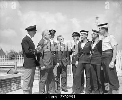 LE HAUT-COMMISSAIRE NÉO-ZÉLANDAIS REND VISITE AU HMS KING ALFRED. 20 AOÛT 1942. - M. Jordan s'entretient avec cinq Néo-Zélandais en formation Banque D'Images