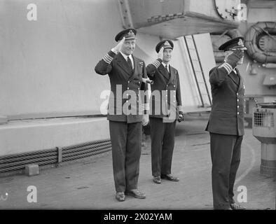 LE CONTRE-AMIRAL I G GLENNIE VISITE LA NOUVELLE FLOTTE DE RAD HOME À LA FLOTTE C-IN-C. 13 JANVIER 1943, SCAPA FLOW. - Officiers sur le navire amiral Home Fleet, HMS KING GEORGE V, saluant comme contre-amiral I G Glennie, commandant les destroyers Home Fleet, quitte le navire après avoir fait escale sur le C-in-C. De gauche à droite ; capitaine P J Mack, DSC, RN ; capitaine A E M B Cunningham-Grahm, RN ; commandant E F H C Rutherford, RN Banque D'Images