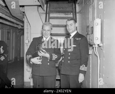 SOUS-MARINS MIDGET. 17 ET 18 DÉCEMBRE 1944, ROSYTHESAY BAY. OFFICIERS DE SOUS-MARIN MIDGET, HOMMES, EMBARCATIONS ET NAVIRE PARENT. - Commandant (E) G H Venables, DSO, RN, de Dunoon ; et commandant de navire, commandant d W Graham, RN (Sutton, Surrey) Banque D'Images