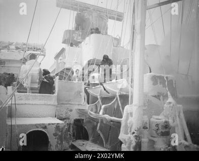 CONVOI EN RUSSIE, AVEC ESCORTE DE CROISEUR BRITANNIQUE SUR LA LIGNE DE VIE ARCTIQUE. DÉCEMBRE 1941, À BORD DU CROISEUR HMS SHEFFIELD. - La neige et la glace couvraient le navire Banque D'Images