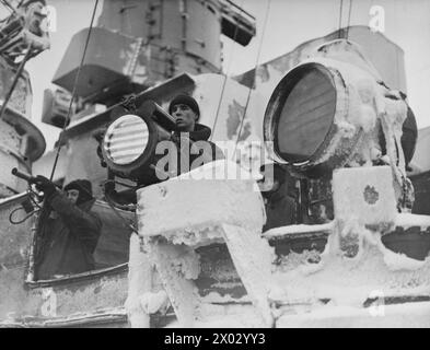 CONVOI EN RUSSIE, AVEC ESCORTE DE CROISEUR BRITANNIQUE SUR LA LIGNE DE VIE ARCTIQUE. DÉCEMBRE 1941, À BORD DU CROISEUR HMS SHEFFIELD. - Sur le pont de signalisation du HMS SHEFFIELD, en prenant un convoi pour la Russie Banque D'Images