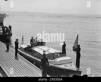 VISITE ROYALE DES ÉTABLISSEMENTS NAVALS À DEVONPORT. 7 MAI 1942. LE ROI ET LA REINE ONT EFFECTUÉ UNE VISITE D'INSPECTION DES ÉTABLISSEMENTS NAVALS, À DEVONPORT. - La Reine embarquant dans la barge de l'Amiral, dirigée par le WRNS. Le bowman est vu briser l'étendard de la Reine, la première fois qu'il avait été hissé à flot Banque D'Images