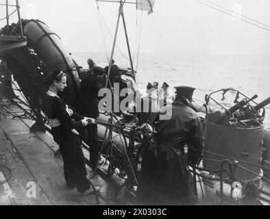 LE DESTROYER HMS EXPRESS EST ENDOMMAGÉ. 1940, À BORD DU HMS KELVIN ALORS QU'IL ALLAIT À L'AIDE DU DESTROYER ENDOMMAGÉ ET A PRIS À BORD DES SURVIVANTS. - Un VTT amenant des blessés du HMS EXPRESS aux côtés du HMS KELVIN Banque D'Images