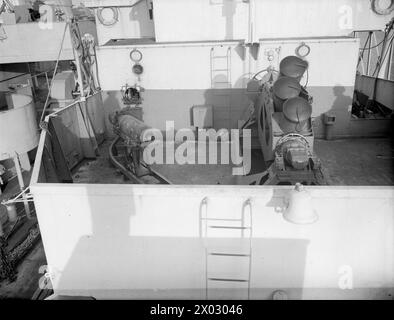 GARNITURES DE CALMAR DANS LES NAVIRES HM. 27 OCTOBRE 1944, QUAI DE GLADSTONE, LIVERPOOL. - Rails de chargement par montures, avec volets en arrière-plan, corvette Castle Class Banque D'Images