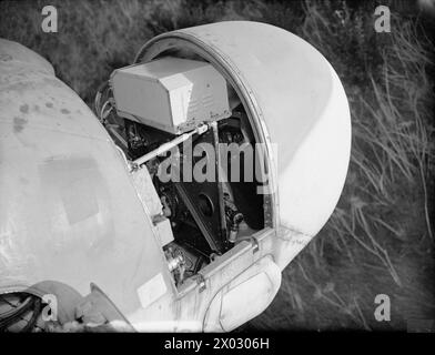 RADAR DE LA ROYAL AIR FORCE, 1939-1945. - Radar d'interception aéroporté : AI Mark VIIIB installé dans le nez d'un chasseur de nuit de Havilland Mosquito NF Mark XIII. Le boîtier du transmetteur se trouve en haut, au-dessus du moteur hydraulique du scanner. Le scanner rotatif est contenu dans le nez en perspex. Photographie prise à l'unité de maintenance no 10, Hullavington, Wiltshire Royal Air Force, unité de maintenance, 10 Banque D'Images