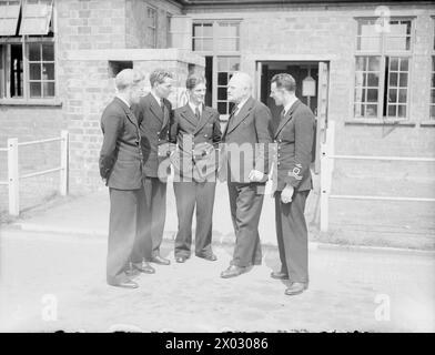 LE HAUT-COMMISSAIRE NÉO-ZÉLANDAIS REND VISITE À DES AVIATEURS NÉO-ZÉLANDAIS. 21 JUIN 1944, GREENOCK. - M. Jordan, avec des Néo-Zélandais servant dans la Fleet Air Arm Banque D'Images