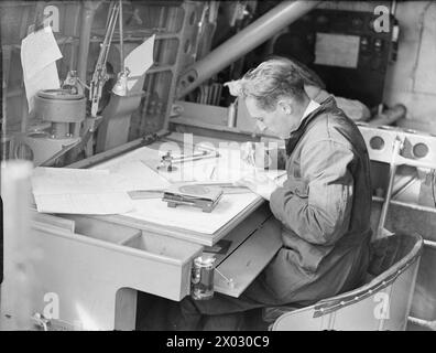 ROYAL AIR FORCE COASTAL COMMAND, 1939-1945. - Le navigateur d'un Sunderland Mark I court du No. 10 Squadron RAAF, trace un changement de cap à sa position lors d'un vol. Royal Australian Air Force, 10 Squadron Banque D'Images