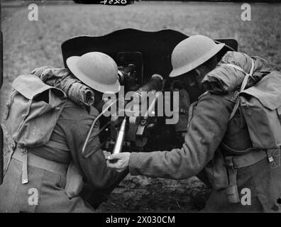 Le 4 novembre 1939, les hommes du 2e Royal Inniskill Fusiliers s'entraînent sur un canon antichar français de 25 mm sa 34 en France. Banque D'Images